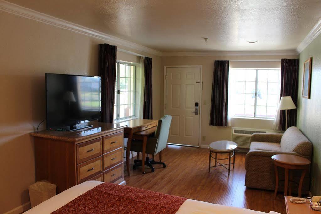 Upper Lake Inn & Suites Exterior photo